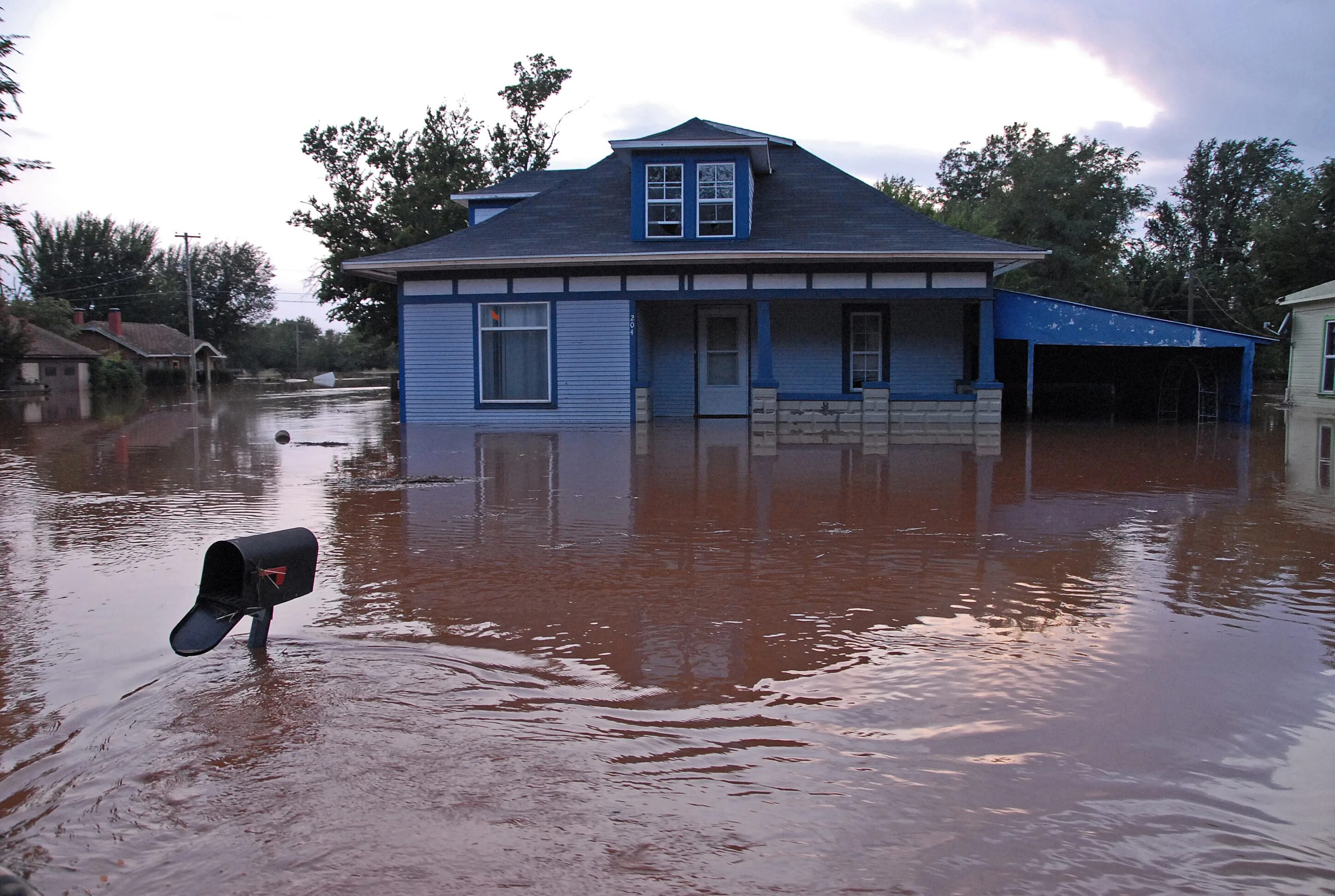 Два затопленных дома. Englewood Florida наводнение. Дом затоплен. Потоп в доме. Наводнение стол.