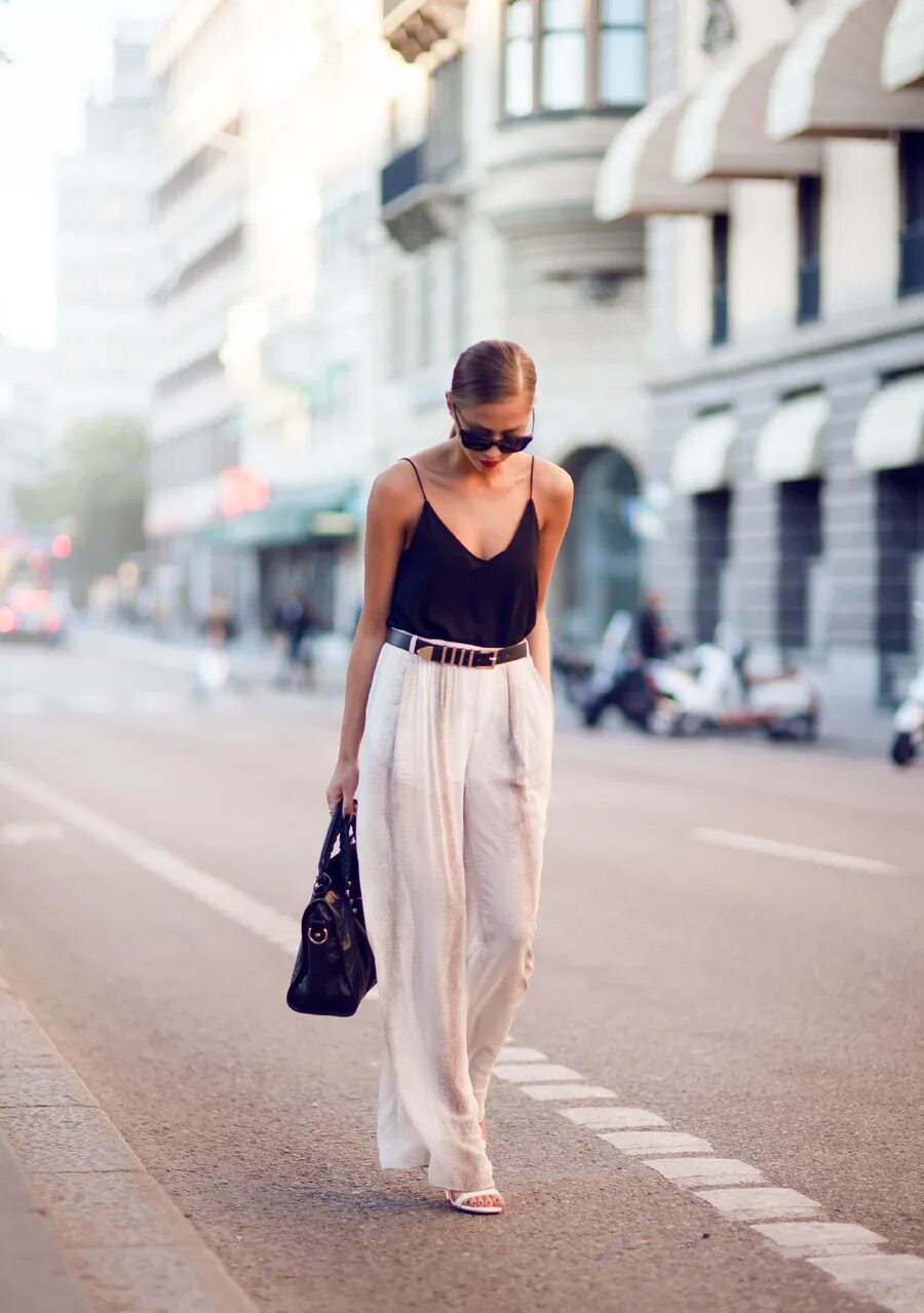 Брюки палаццо черные с чем носить летом. Брюки палаццо street style. брюки палаццо стрит стайл. брюки палаццо спорт шик. стрит стайл широкие брюки.