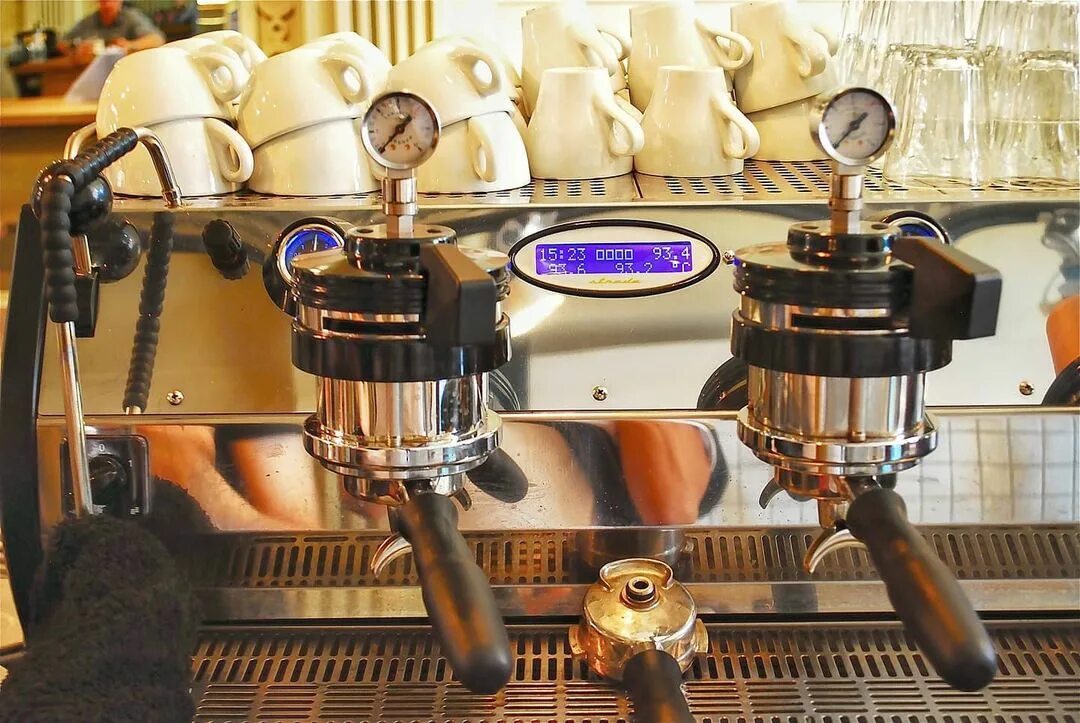 Эспрессо на la Marzocco. La Marzocco кофемашина черная. La Marzocco Swift Mini. Кофемолка la Marzocco Swift.