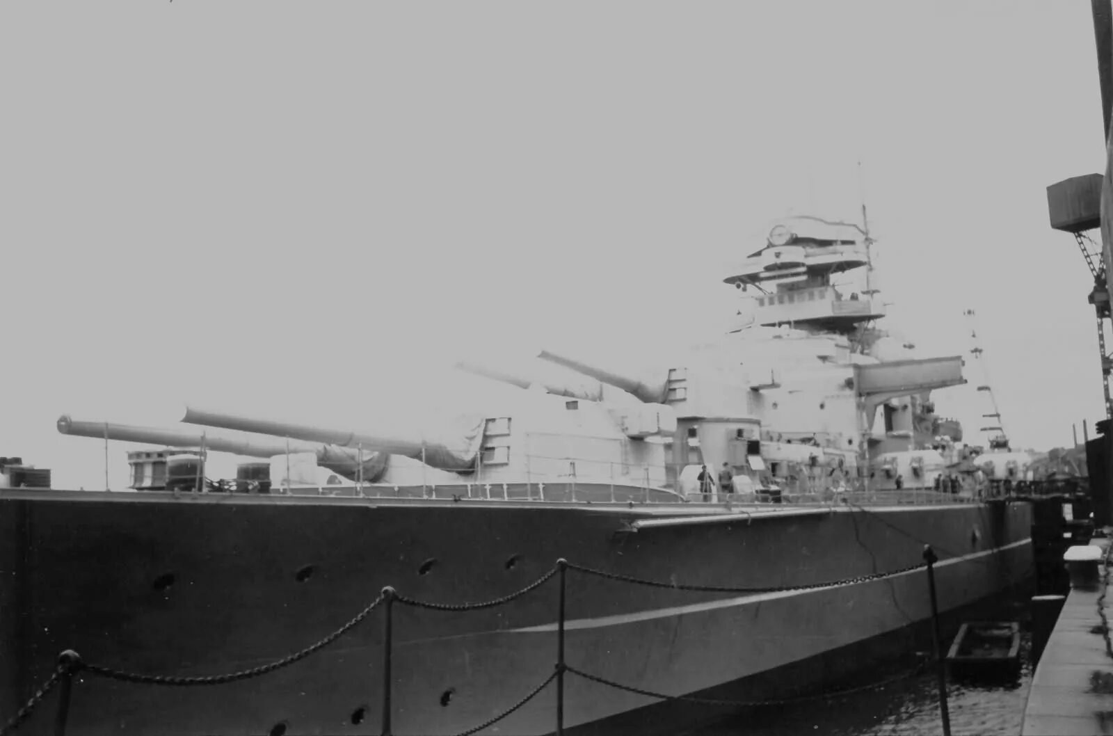 Bismarck 1939 линкоры. Линейные корабли типа «бисмарк». Спуск линкора бисмарк. Военный линкор бисмарк. Дата спуска бисмарка.