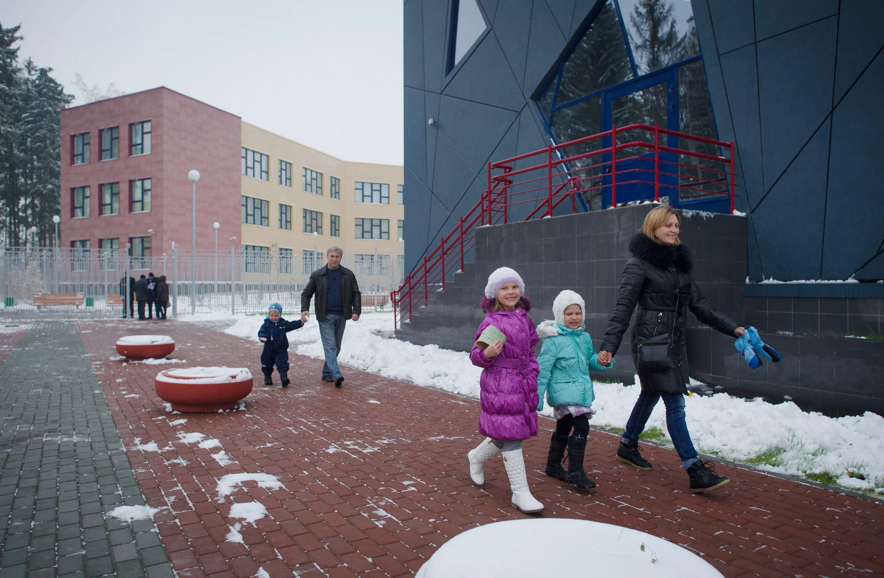 Детский сад белгород. Детей забирают из садика. Голые воспитатели. Детский сад вернули детям. Фото восстановления детсада в луганской области.