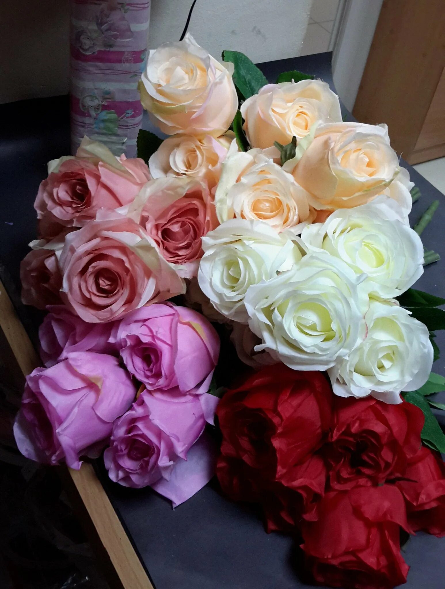 Фото цветов на столе реальные. Букет дома. Букет роз. Цветы дома букет. Красивый букет роз.