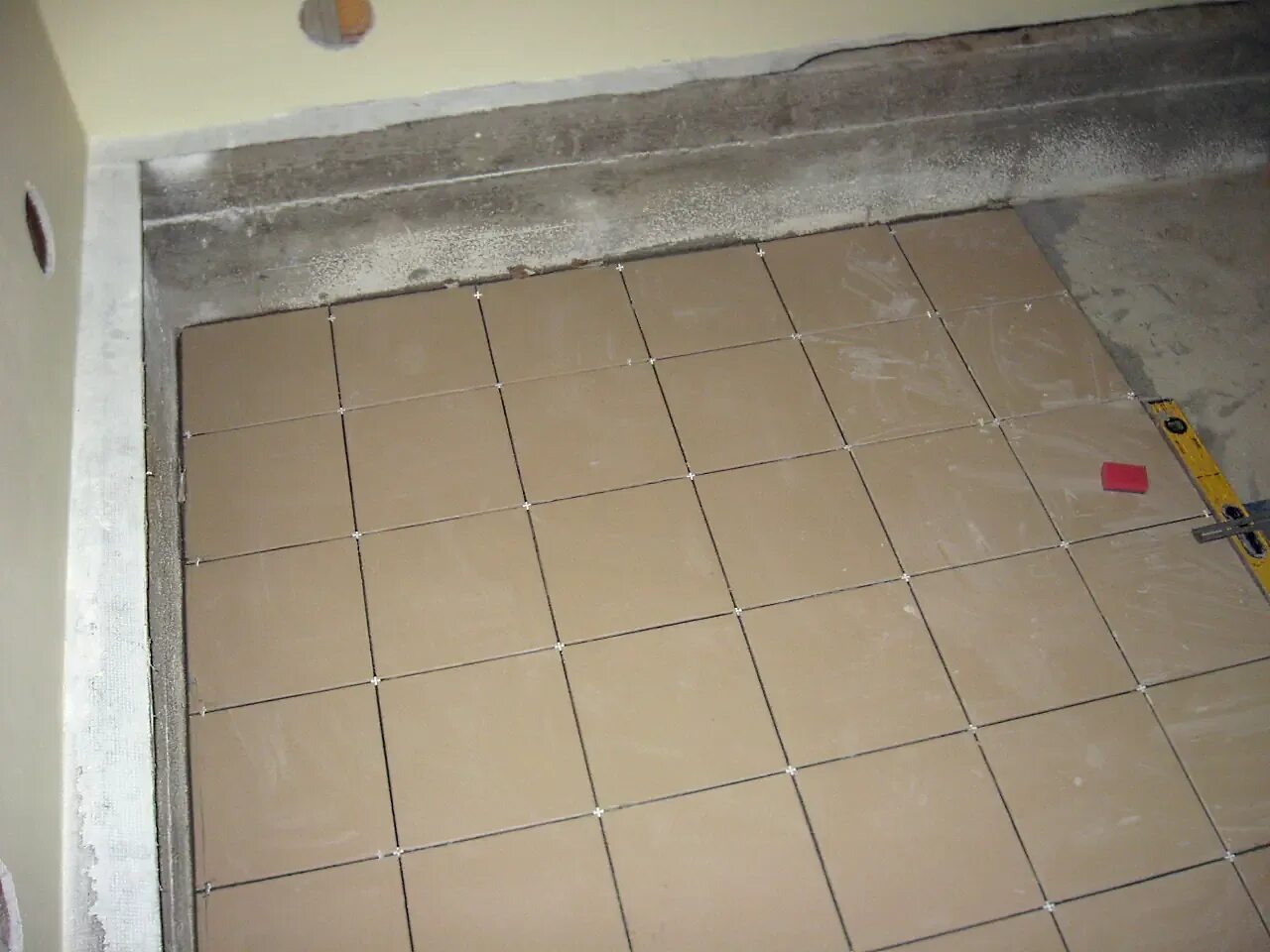 Гвл на деревянный пол под плитку. Укладка плитки на гвл. Гвл на доски пола. Гвл на деревянный пол. Гвл на деревянный пол под плитку.