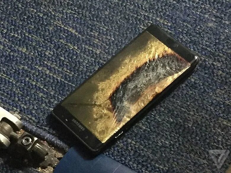 Note взрывается. Galaxy note 7 взрывается. самсунг ноут 7 взорвался. galaxy note 7 взрывается в самолете. самсунг нот 7 взрывается.