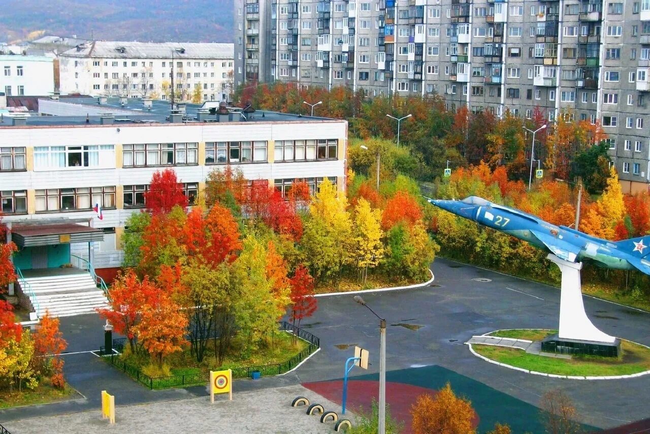 Bob челябинск. Краски в мурманске. Краски в мурманске. Мурманск самый длинный дом муралы. Заполярный граффити.