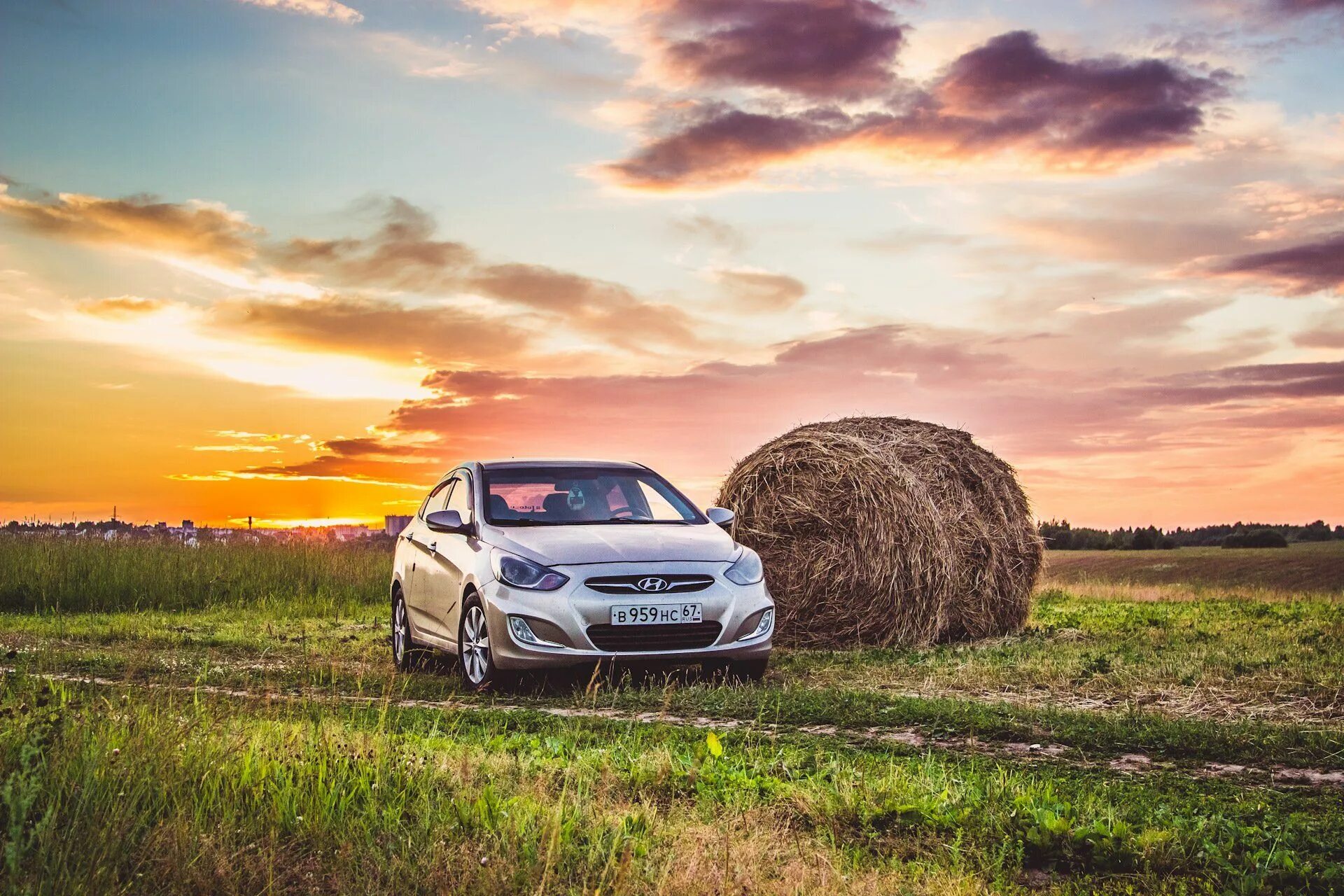 Комбайн в поле. Нива и запорожец. Трактор колесный сельскохозяйственный hanwo tg 1804. Работа машин в поле. Машина в поле.
