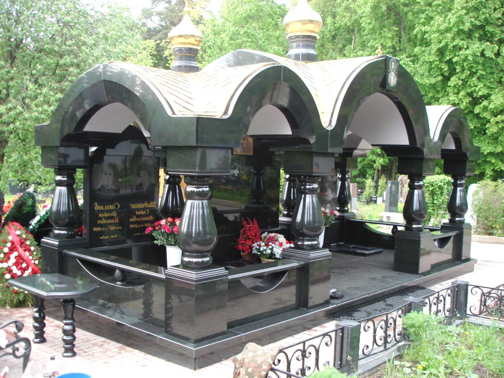 намогильные памятники кладбище москва. мемориальный комплекс армения кладбище. армянские гранитные комплексы на кладбище. мемориальные комплексы на троекуровском кладбище. щербинское кладбище гранитная мастерская.