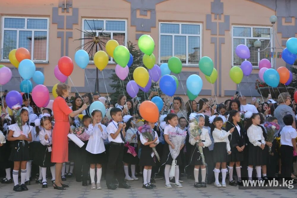 Новости Кыргызстана МТРК "МИР"Акылбек Жапаров в День знаний посетил новую школ