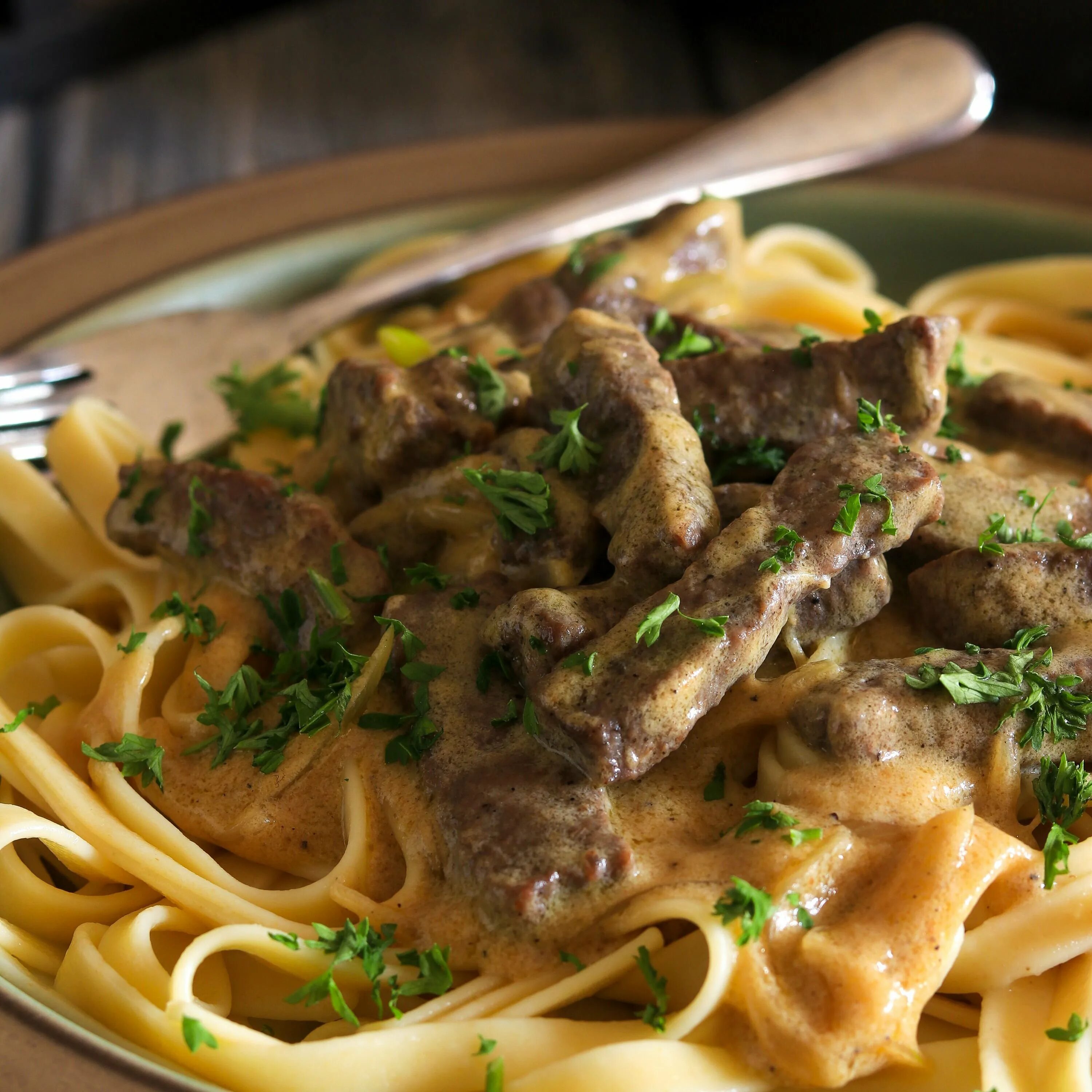 Рецепт бефстроганов со свинины. Beef stroganoff. спагетти с бефстроганов. джаганнат бефстроганов.