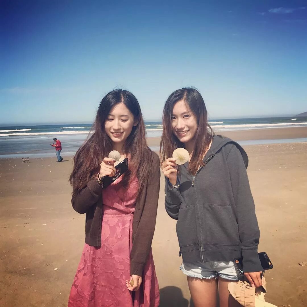 Twins chinese. Asian siblings having fun. China sister. Куклы 2008 года. Китайские детишки.