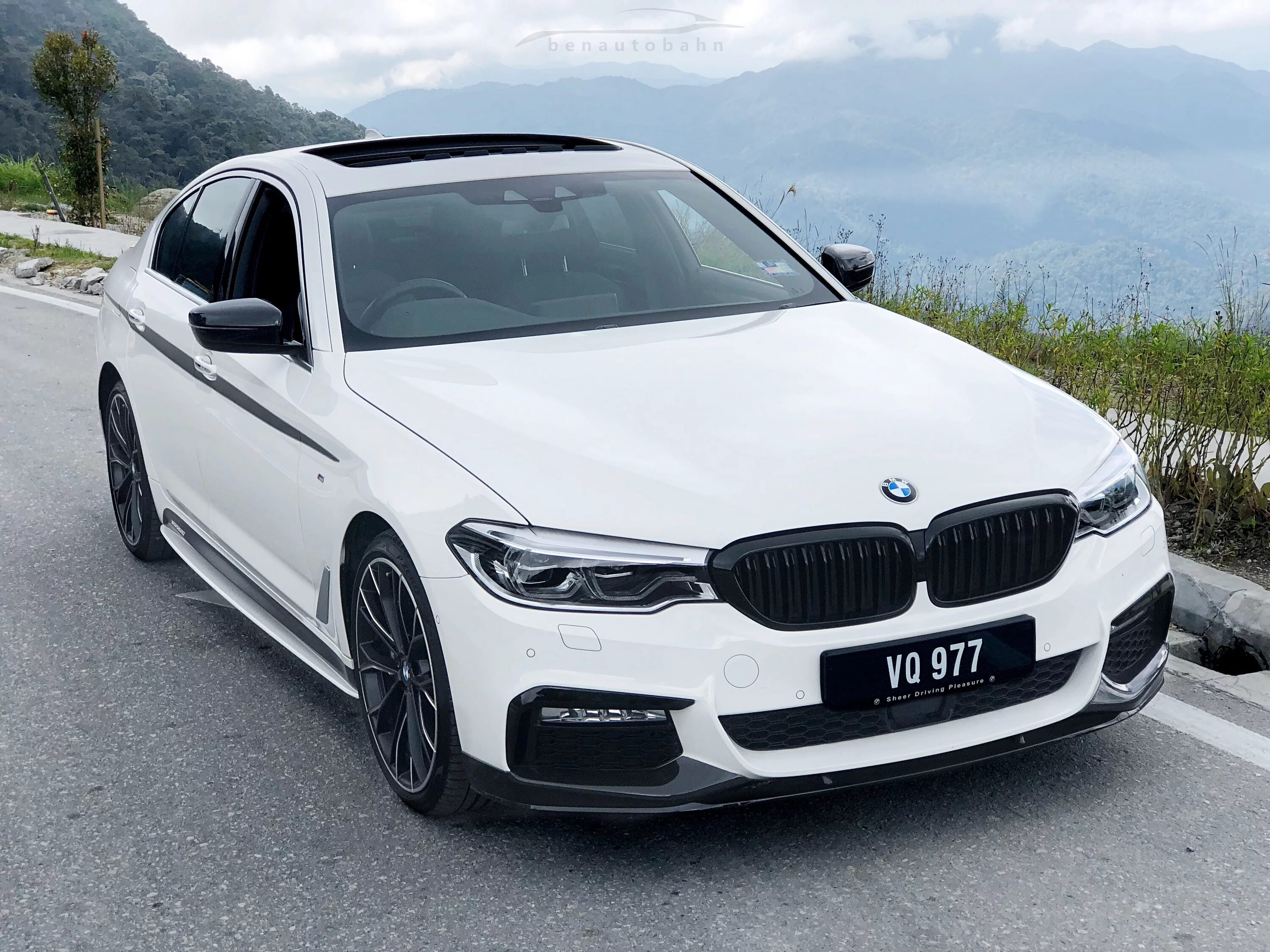 Bmw g30 m. BMW 530d g30 белая. BMW m5 g30 белая. BMW 3 g30 m Performance. BMW 530 M Performance.