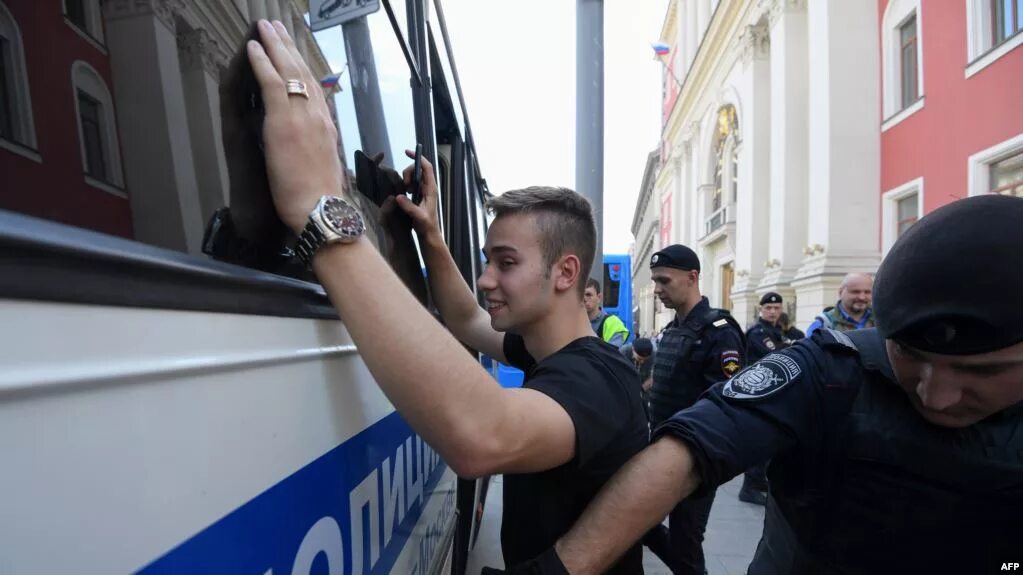 Митинг в Москве автозаки!. Автозак полиции. Полицейские на митинге в Москве. Митинг посадили