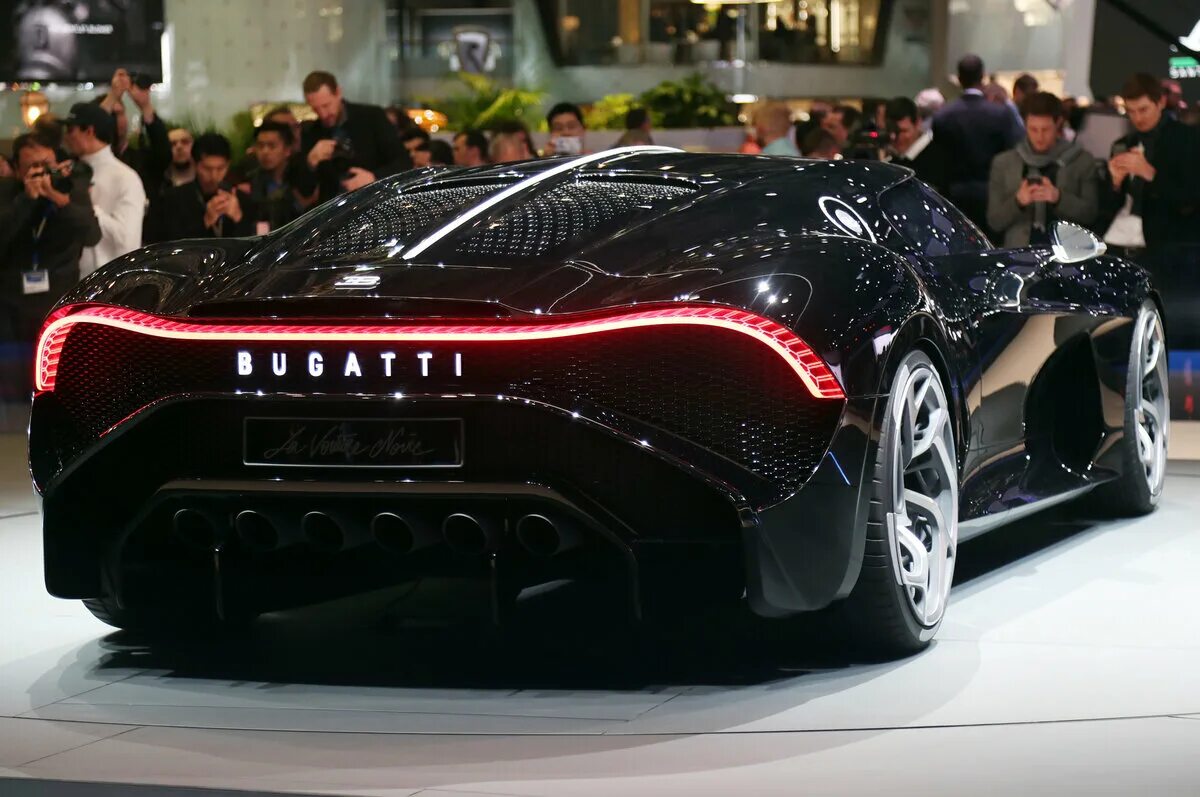 Цена самого дорого автомобиля. Машина Bugatti la voiture noire. Машина Bugatti Chiron cr7. Бугатти Bugatti la voiture noire. Бугатти 2019.