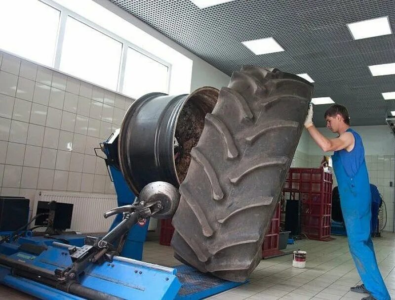 Грузовой шиномонтаж ленёва146. Шиномонтаж для спецтехники и сельхозтехники. Шиномонтаж для тракторов. Монтажные колеса. Грузовой шиномонтаж.