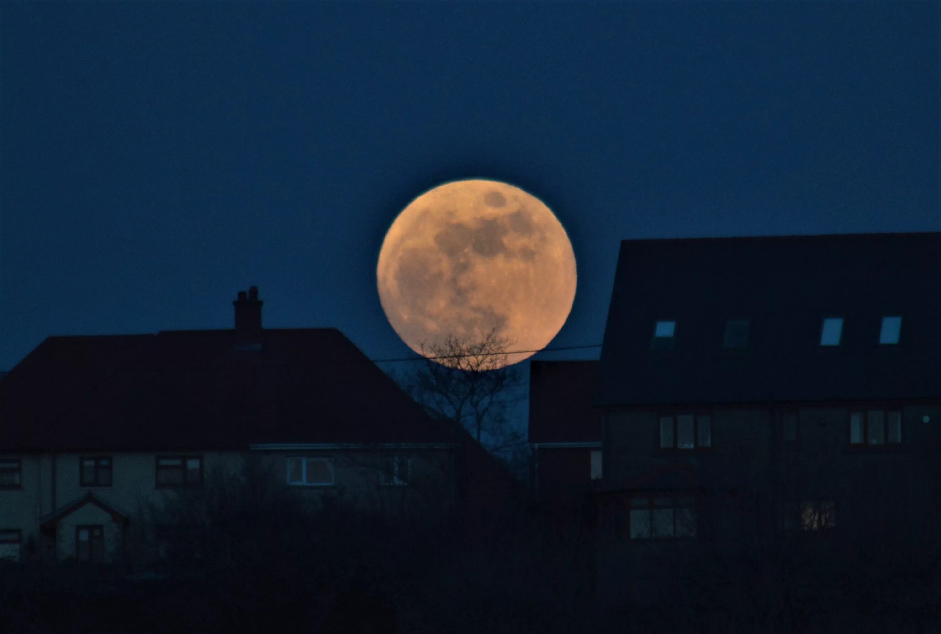 Луна над домами. Луна над крышами. Луна над городом.