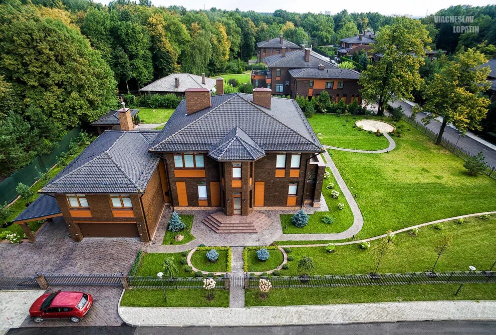 Дом с участком. Домики современные на участке. Стиль райта modern house. Ландшафт в стиле райта. Небольшой двухэтажный дом.