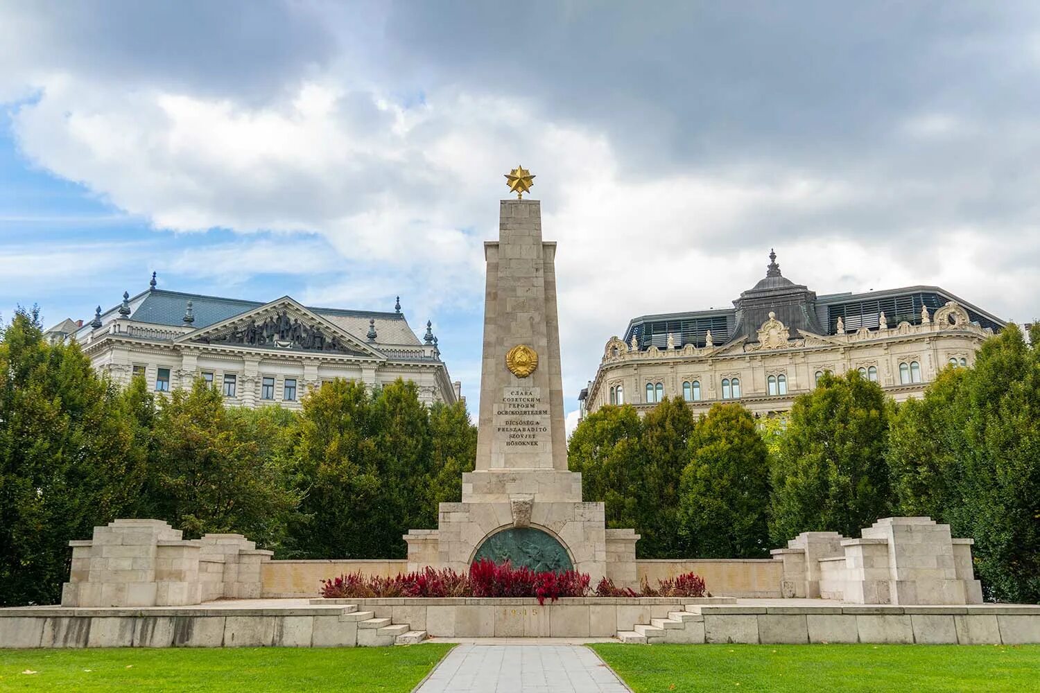 Памятник трептов парк в берлине. Памятник воину освободителю в вене. Вучетич. Памятник советским воинам в вене австрия. Кладбище-мавзолей советских воинов в варшаве.