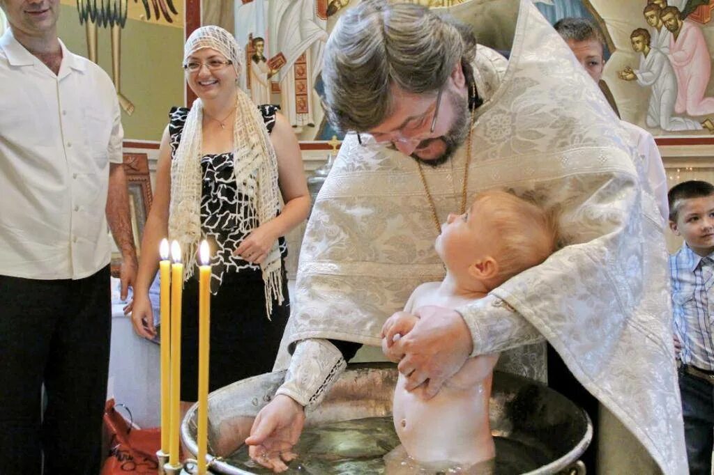 Почему нельзя быть крестными. Крещение ребенка. Крещение детей в церкви. Крещение таинство Православие. Крещение в православном храме.