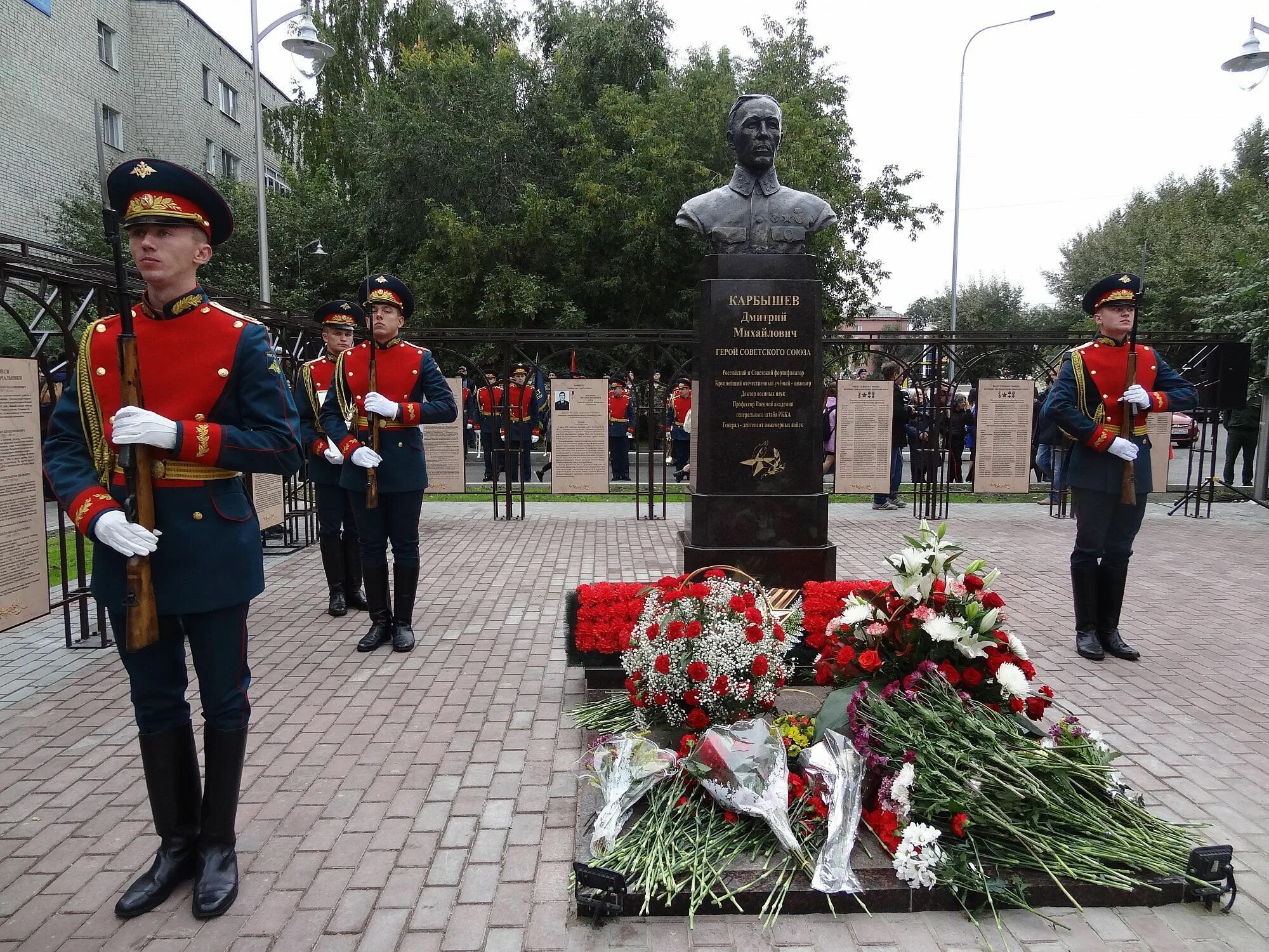 Память памятник герои. Мемориал Генерала Карбышева Тюмень. Памятник генералу Карбышеву в Тюмени. Памятник Карбышева в Тюмени. Памятник д. м. Карбышеву (Тюмень).