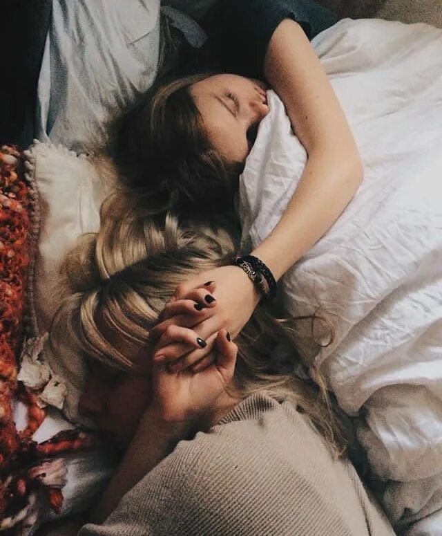 Девушка и подруга на кровати. Две девушки лежат. две девушки в кровати. подруги эстетика. девушки обнимаются.