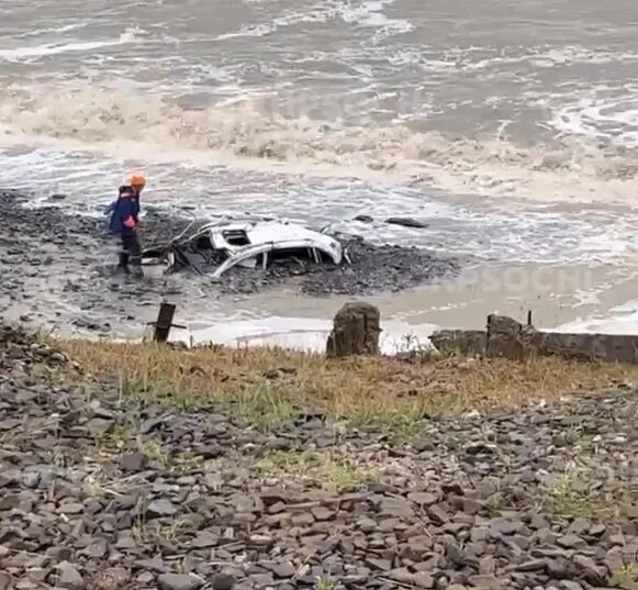 Спасатель и рыбак. Утонули в каспийском море. Спасатели на пляже сочи. Буны в море сочи. Дети в сочи на чёрном море.