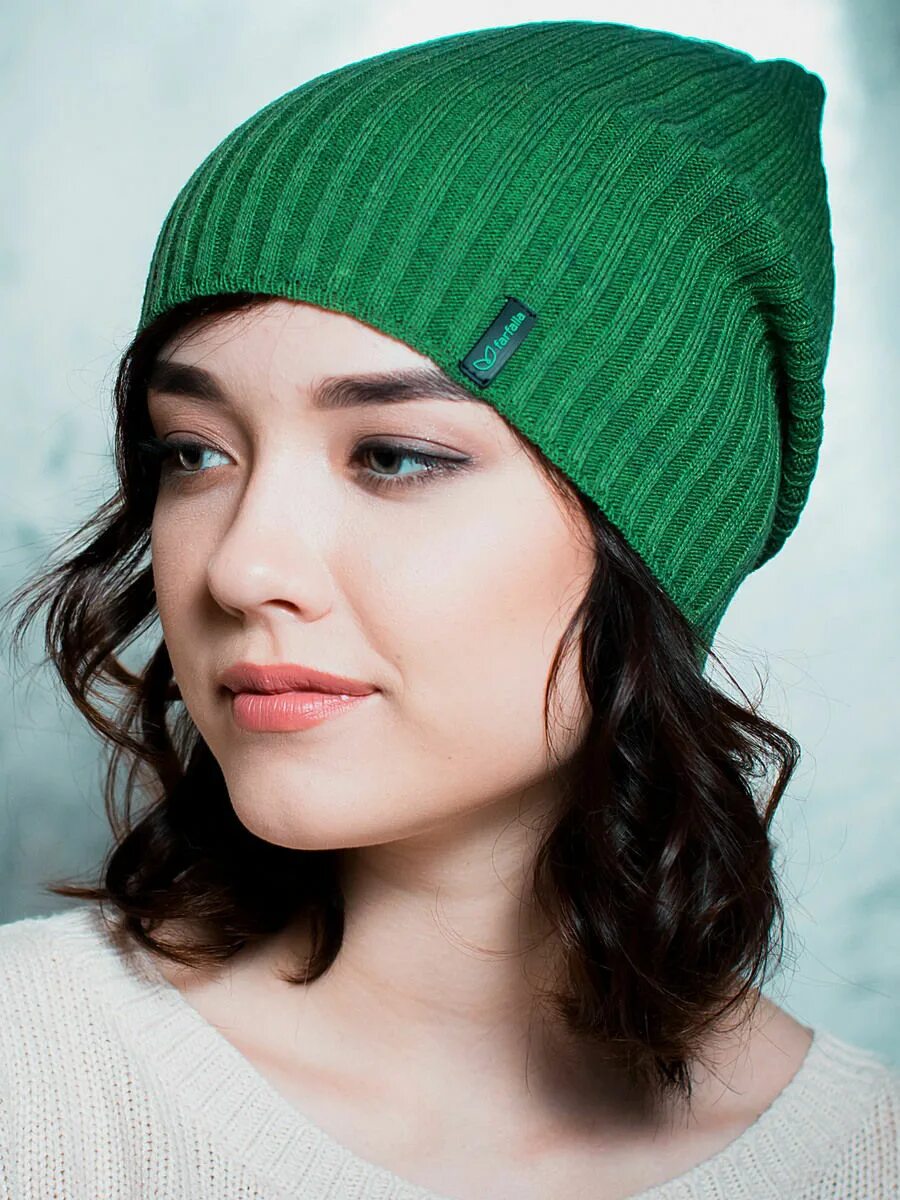 Шапка изумрудного цвета. Шапка зеленого цвета. Шапка цвет зелёный цвет. Шапки зеленого цвета. Светло зеленая шапка.