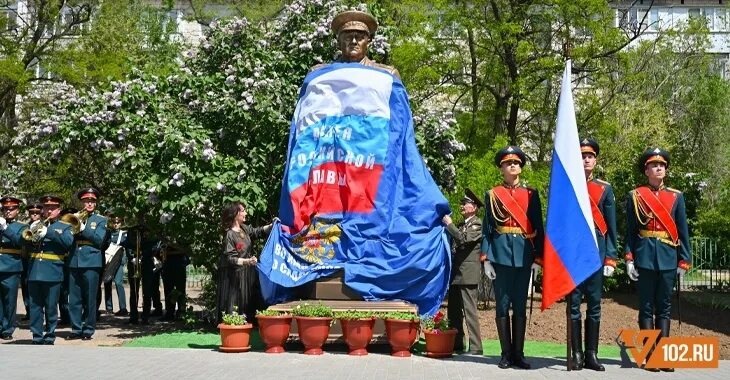 Памятник Еременко в Волгограде. Открытие бюста. Памятник Еременко Волгоград открытие.