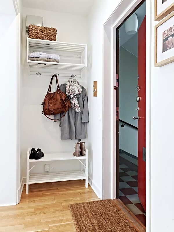 Очень маленький коридор. Маленькие уютные прихожие. Очень маленький коридор. Дизайн маленькой прихожей. Обустройство очень маленькой прихожей.