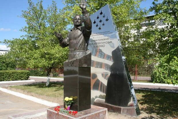 Памяти ткаченко. Игорь ткаченко памятник. ткаченко игорь валентинович герой россии. памятник игорю ткаченко в школе. фото памятника игорю ткаченко.