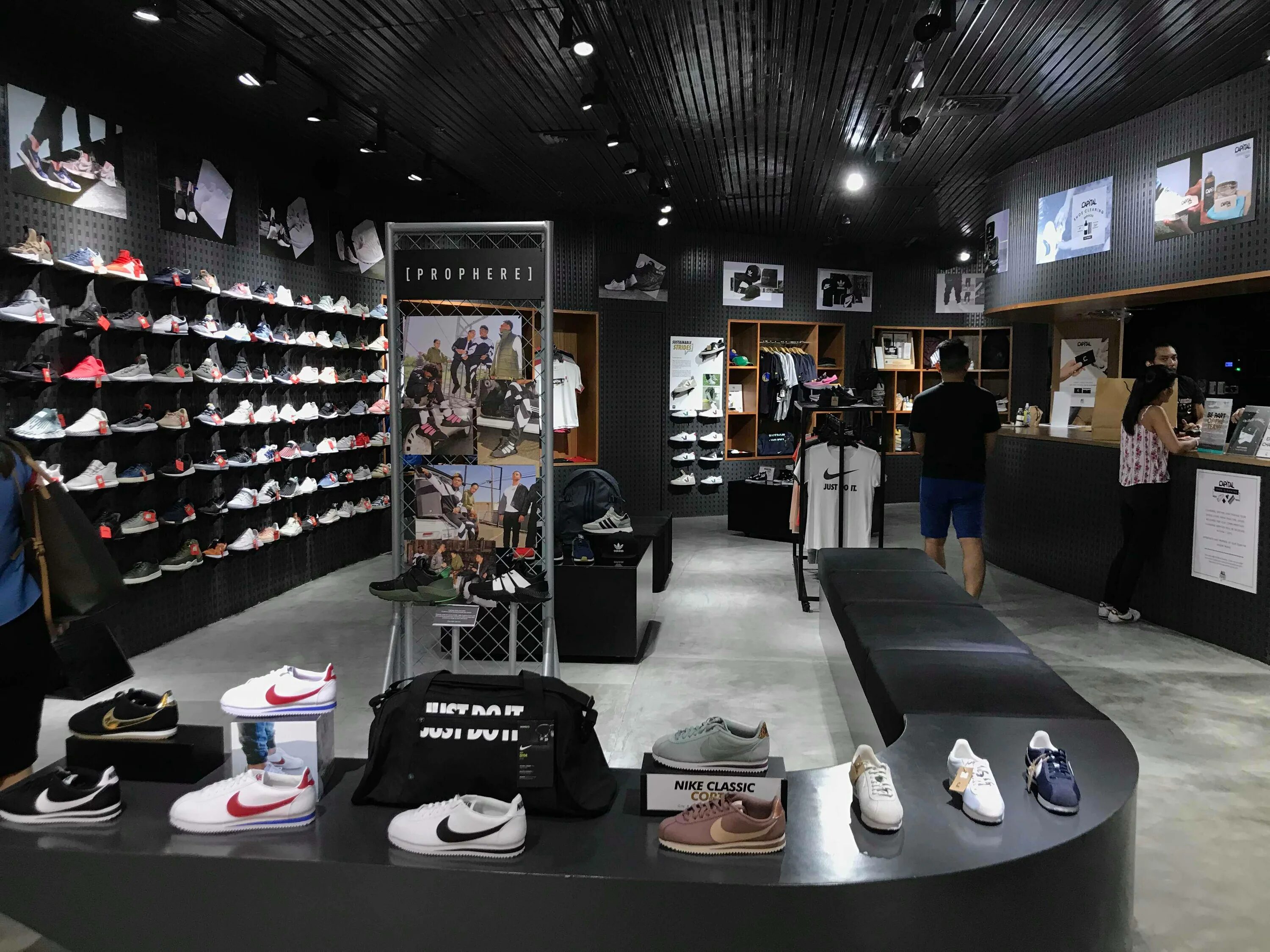 Найк краснодар. Nike Store in 1988. Сникеры Nike Boutique.. Ботинки Nike Boutique. Nike Tokyo shop.