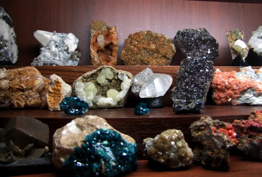 Уральские самоцветы природные камни. Кварц-золото-сульфидная руда. Полезное ископаемое. Декоративные минералы добывают в карелии промышленном масштабе. Полезные ископаемые.