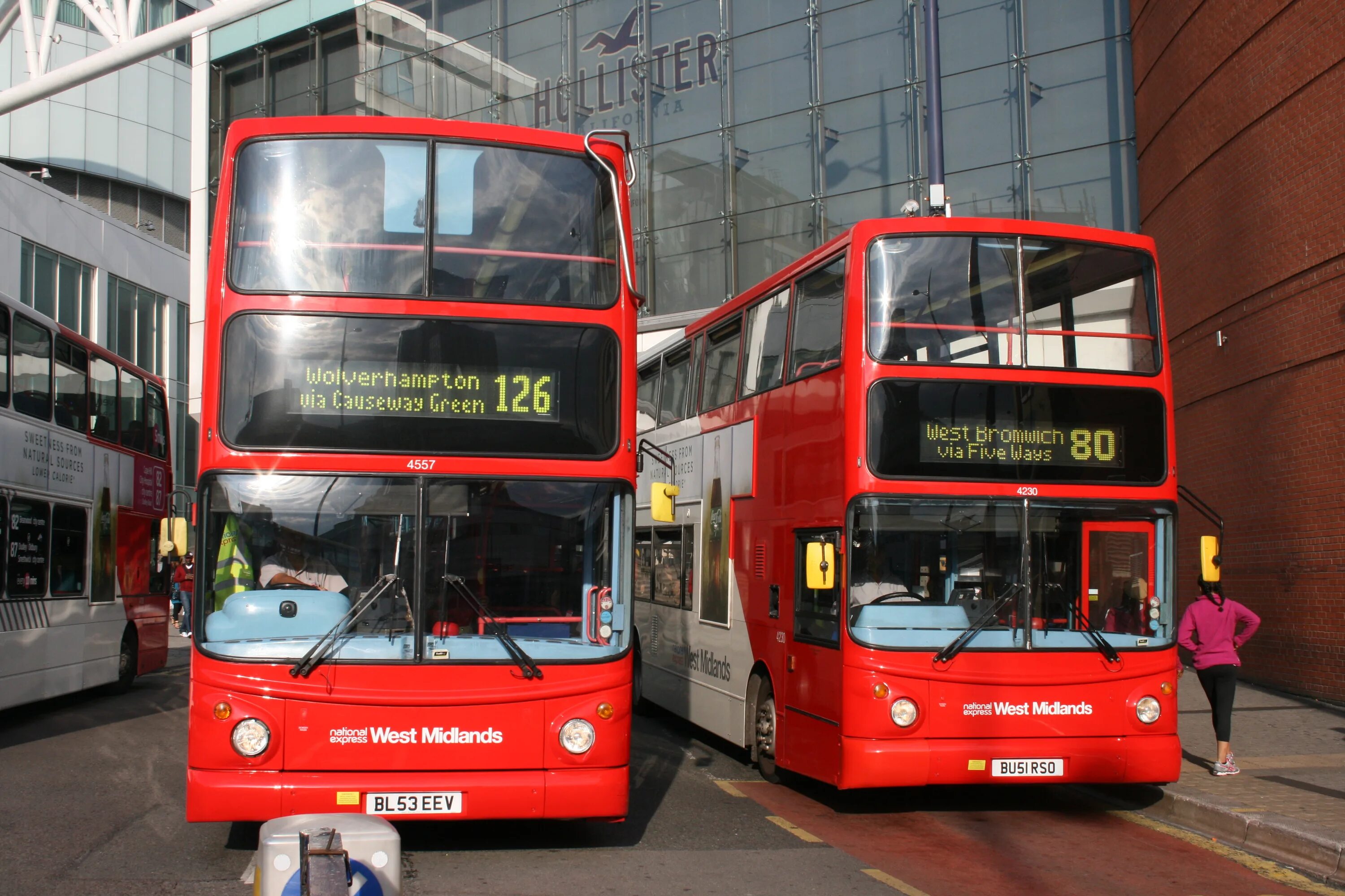 Двухэтажный автобус снес. Double decker bus crashes into us. Двухэтажные автобусы марки. Двухэтажный автобус аварии. Лондонский автобус врезался в здание в восточной части города.
