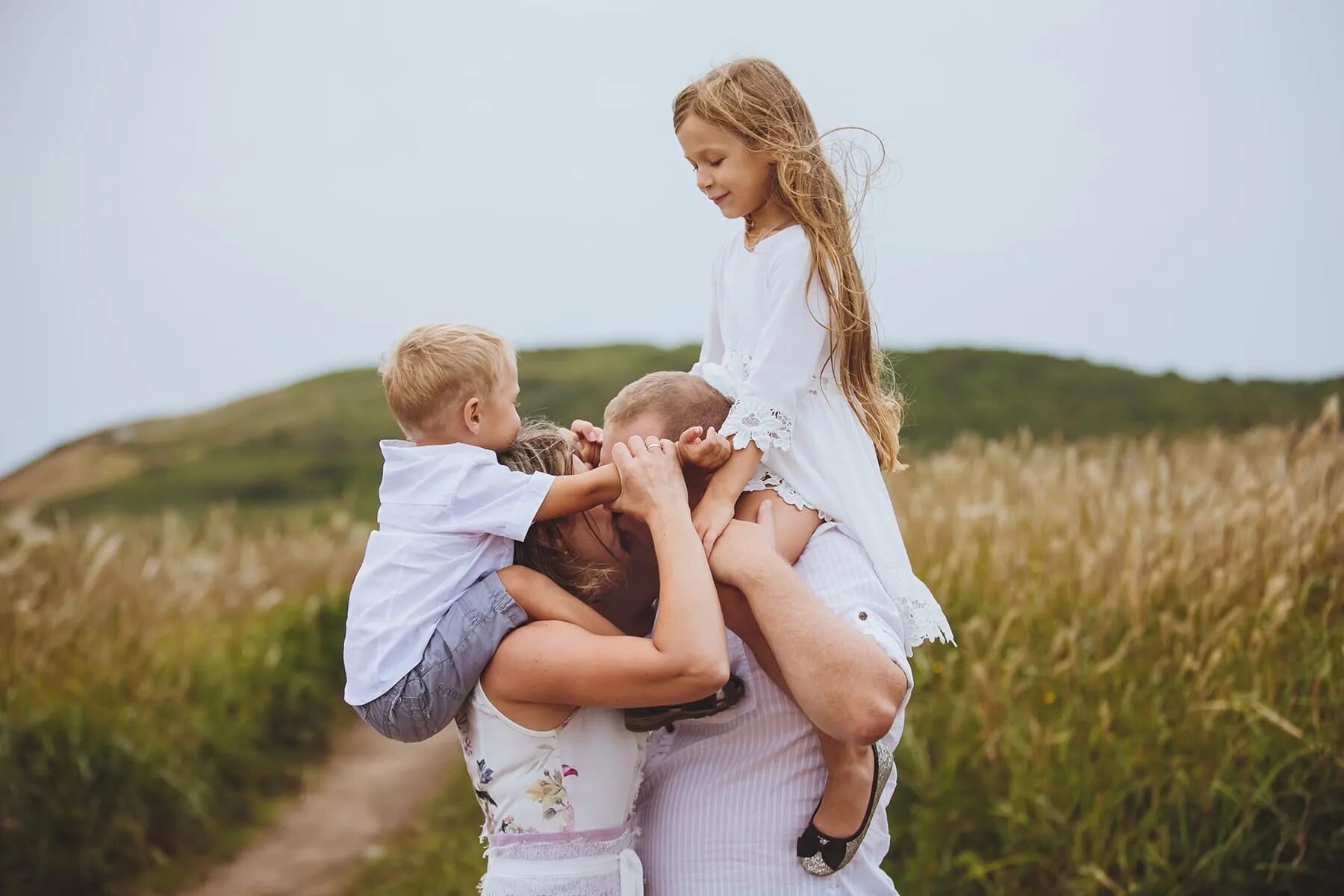 Фото мама папа и сын. Красивая семья. Фотосессия с двумя детьми. Мать с ребенком. Счастливая мама с ребенком.