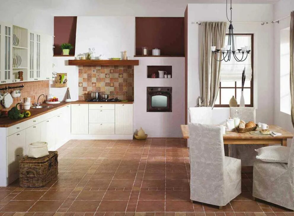 Плитка в интерьере кухни. Кухня с коричневой плитой. Сочетание плитки на кухне. Плитка кухонная напольная.
