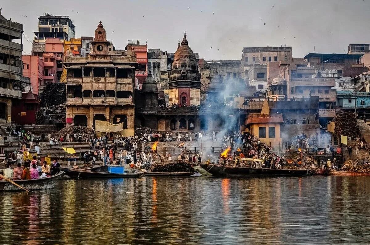 Третий город индии. Варанаси индия. Фатехпур сикри город-призрак. Маникарника гхат. Набережная варанаси.