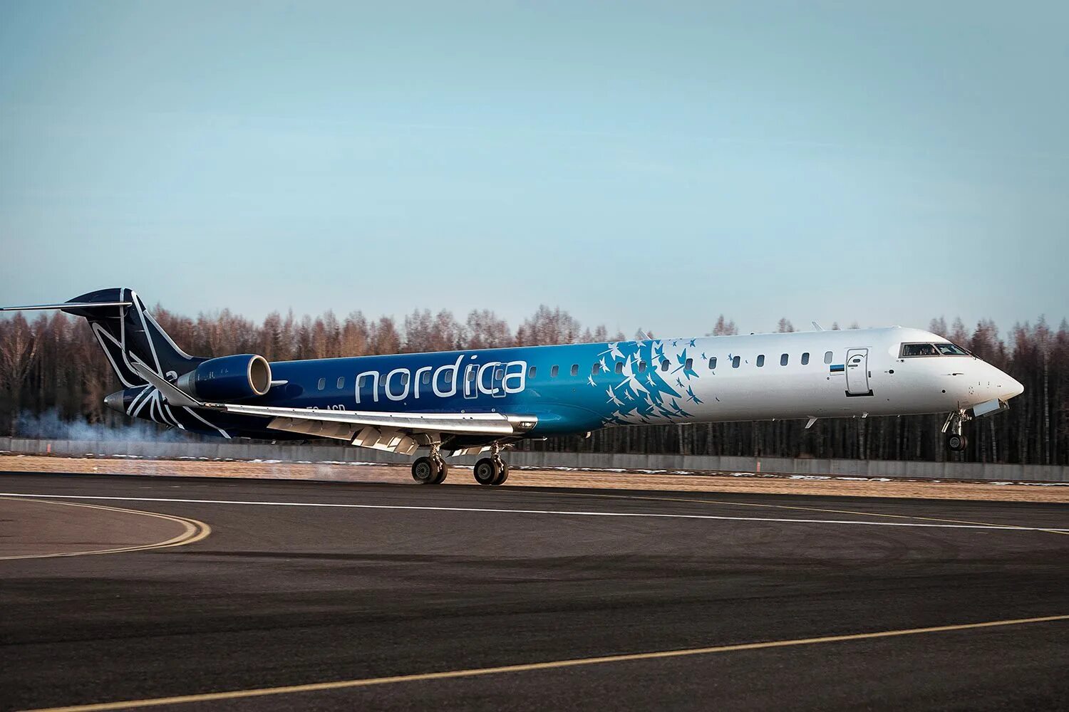 Самолет таллинн. Nordica bombardier crj 900. nordica самолет. эстония самолет. эстонский самолет.