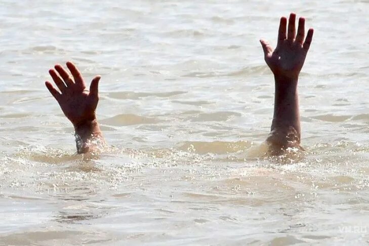 Свело ногу судорогой в воде. Судороги в воде. судороги в воде картинки.
