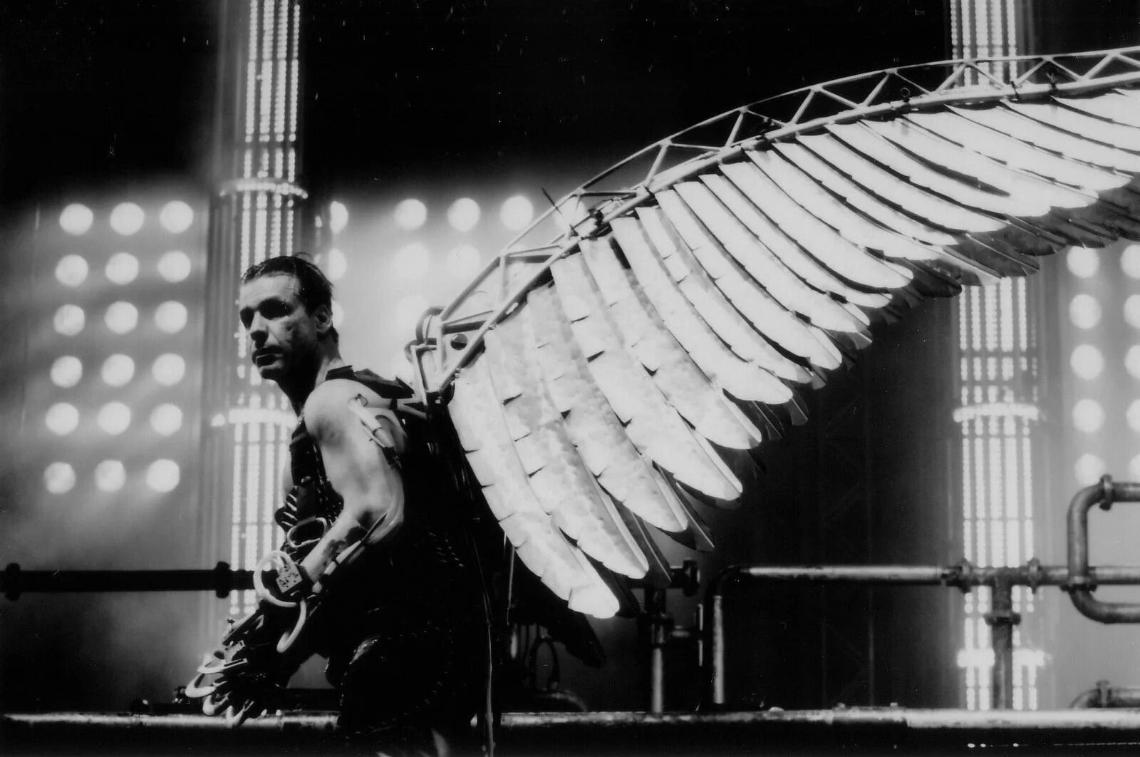 Тилль Линдеманн. Тилль Линдеманн Rammstein 1995. Тилль Линдеманн с крыльями. Rammstein Тилль с крыльями. Рамштайн все песни подряд без остановки