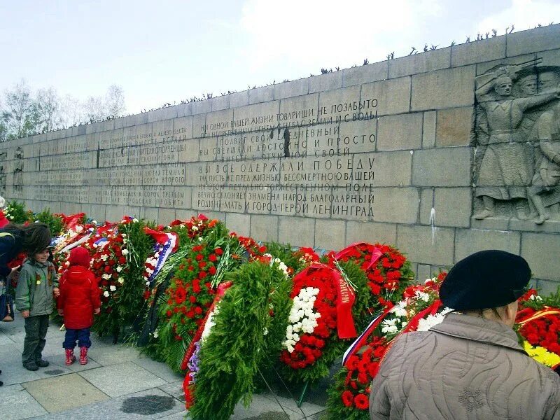 Пискаревское кладбище блокада Ленинграда. Мемориал на Пискаревском кладбище в Петербурге. Памятники блокады Ленинграда мемориал на Пискаревском кладбище.