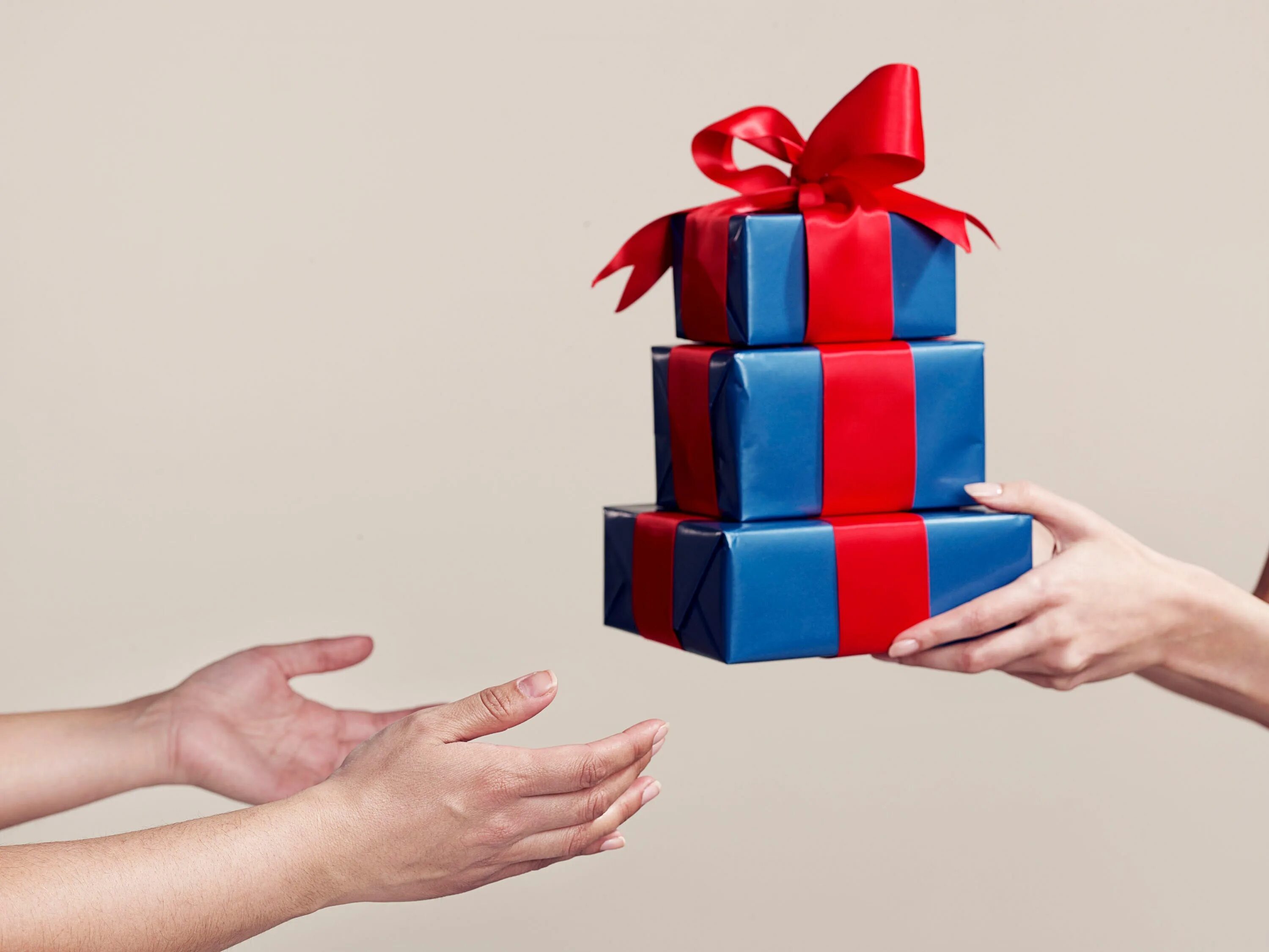 Подарок. Вручает подарок. Вручение подарка. Дарим подарки.