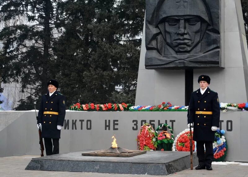 Победа горно алтайск. Парк Победы Горно-Алтайск. Мемориал парк Победы Горно-Алтайск. Горно Алтайск парк Победы вечный огонь. Памятник Победы Горно Алтайск.