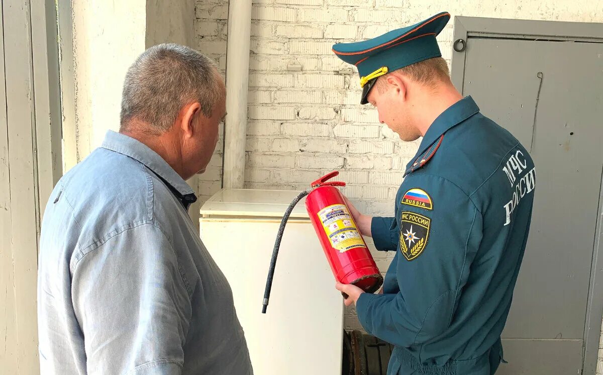 Пожарный инспектор. Инспектор пожарного надзора. МЧС Северной Осетии. Довольный пожарный инспектор. Сайт пожарного надзора