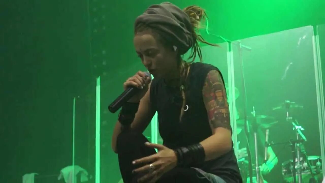 Алаи оли зачем ты под черного легла. Гитарист Alai oli. Alai oli солистка. Alai oli грибок стопы. Alai oli грибок стопы танец.