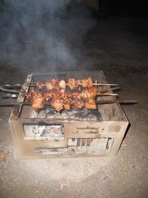 Шашлык фото. Мцвади хоровац. Шашлык прикольные. Шашлык из говяжьей печени. Шашлыки на природе.