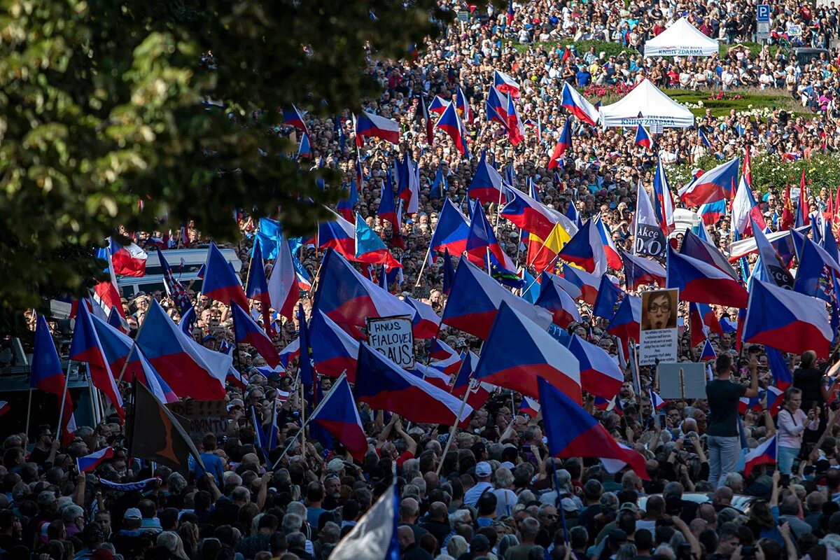 Выступление чехии. Митинг. митинги в европе. протесты в чехии. митинг в чехии.