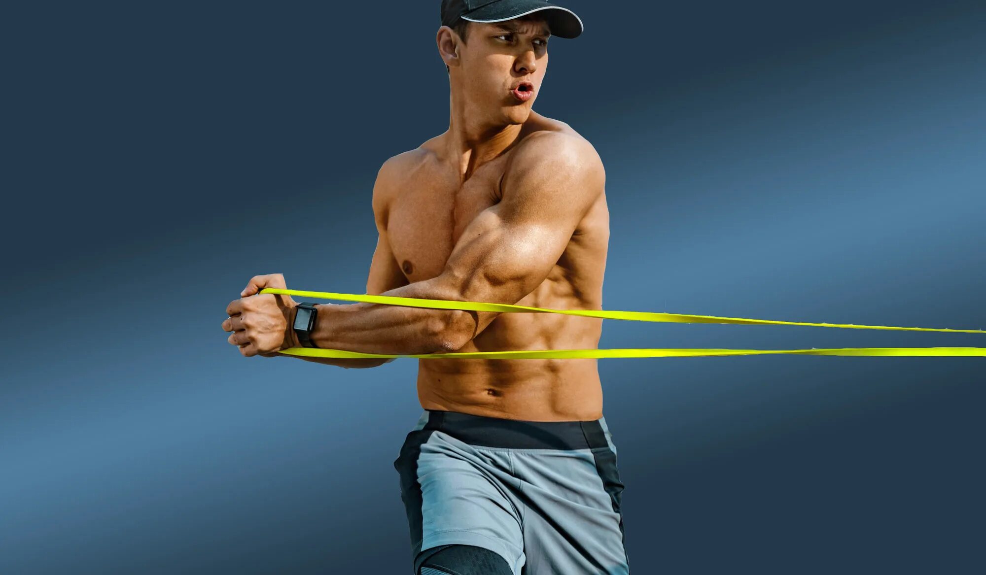 Эластичный мужчина. Резинки для тренировок мужские. Мужик с фитнес резинкой. Упражнения с фитнес резинкой для мужчин. Упражнения на бицепс с резинкой для мужчин.