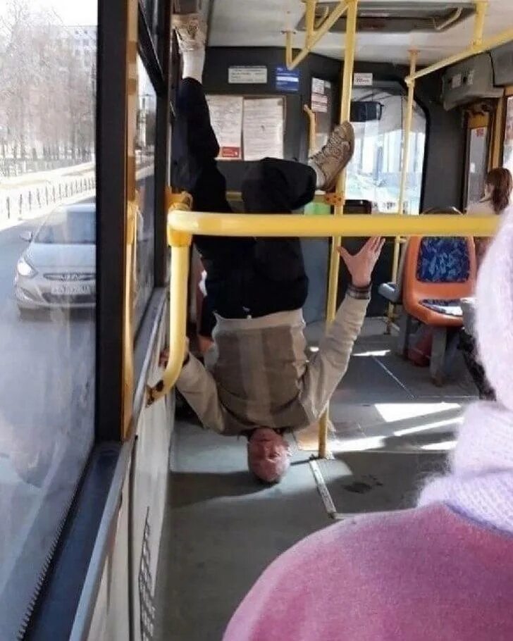 Упал в стоящем автобусе. Парень в автобусе. Мужчина в общественном транспорте. Парень в маршрутке. Дед на голове в автобусе.
