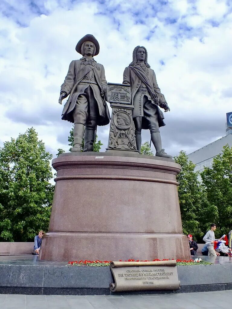 Татищев какой памятник культуры. Памятник Татищеву и де Геннину в Екатеринбурге. Татищев памятник в ЕКБ. Памятник Татищева и ДЕГЕНИНА Екатеринбург. Екатеринбург Плотинка памятник Татищеву.