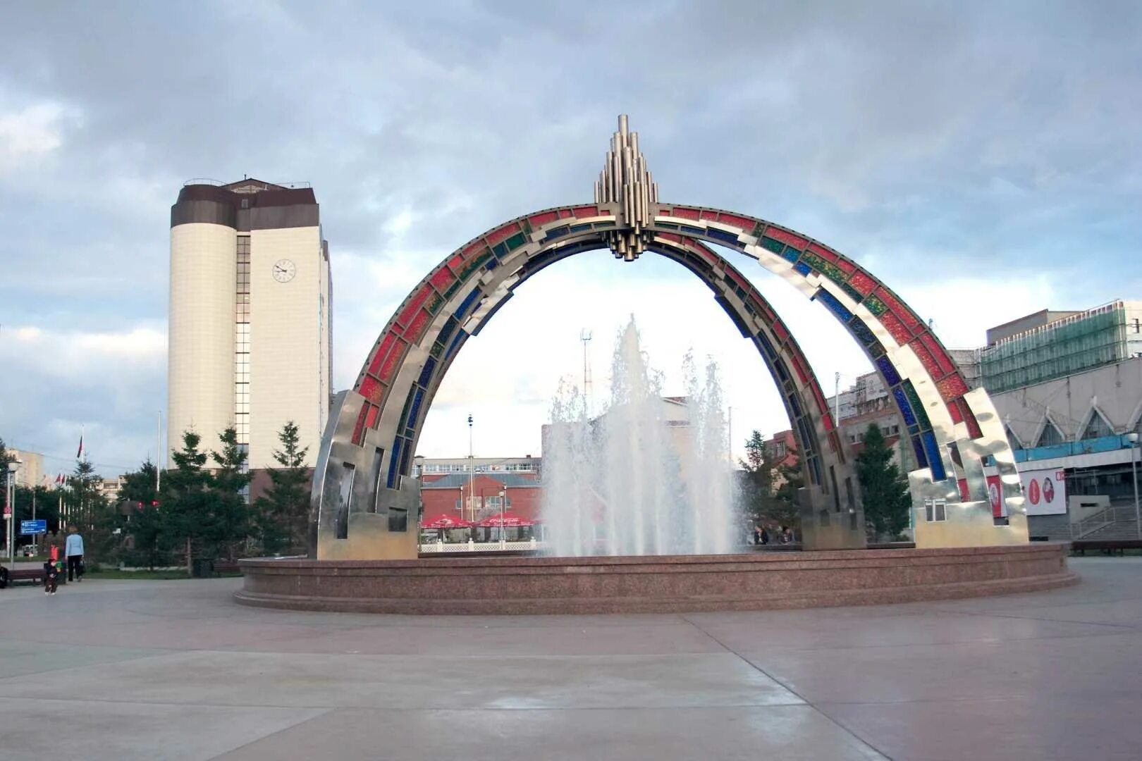 Фонтан на площади единства и согласия в тюмени. Фонтанная площадь цветной бульвар тюмень. Тюменские достопримечательности. Фонтан бульвар тюмень. Памятники города тюмени.