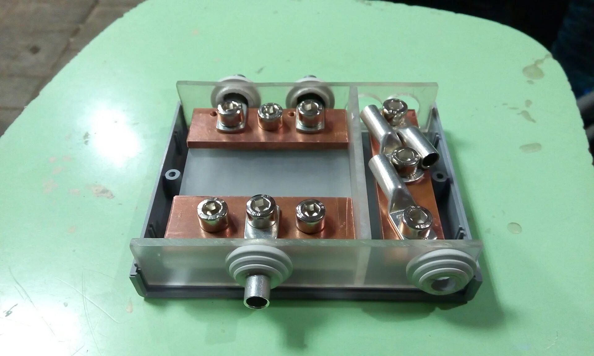 Дистрибьютор автозвук на 3 усилителя. Медная шина автозвук. Самодельный дистрибьютор. Сделать дистрибьютер. Сделать дистрибьютер.